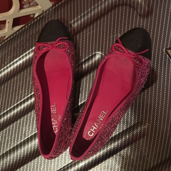 Coated Tweed & Grosgrain
Pink, Light Pink & Black chanel ballet flats, ballerina - Picture 6 of 6